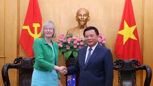阮春胜院长会见澳大利亚驻越南大使吉莉安·伯德。（图片来源：越通社）