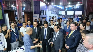 各位代表参观在活动设立的展位。