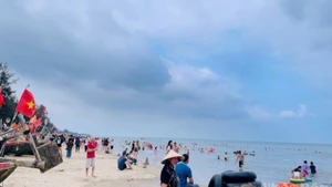 海岛旅游市场一片繁荣。（芳草 摄）