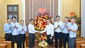 6月16日上午，越共中央委员、清化省委书记阮尹英走访了《人民报》并向本报领导、干部、记者表示祝贺。（水原 摄）