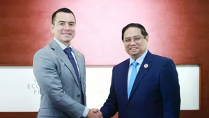 越南政府总理范明正会见厄瓜多尔总统诺沃亚。（图片来源：越通社）
