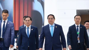 越南政府总理范明正出席世界经济论坛2025年新领军者年会全体会议开幕式。（图片来源：越通社）