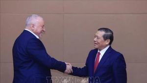 赖春门副部长与科姆亚蒂·伊姆莱主席。（图片来源：越通社）