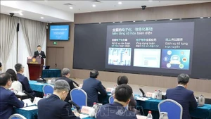 越南最高人民法院高级代表团考察中国广东省深圳市中级人民法院人工智能在审判活动中的应用。（图片来源：越通社）