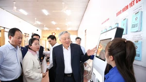 政府常务副总理阮和平走访德仲乡并就公共行政服务中心组织和运作举行工作会议。（图片来源：VGP）