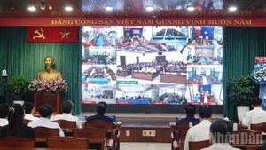 6月25日，胡志明市市委常务委员会主持召开会议，试运行“两级地方政府模式。