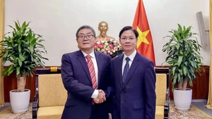 越南外交部副部长吴黎文会见中国外交部外交政策咨询委员会代表。（图片来源：《越南与世界报》）
