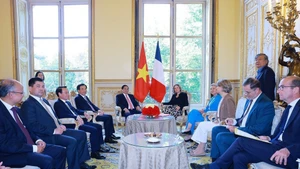 越南政府总理范明正会见法国国民议会议长娅埃尔·布朗·皮韦。