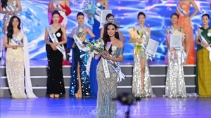 阮怀芳英加冕2025年全球越南海洋小姐。