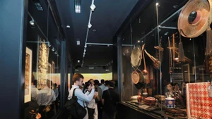 越南美术博物馆推出应用美术与民间美术展览空间。