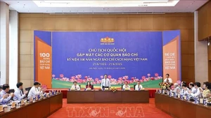 越南国会主席陈青敏在国会大厦会见新闻媒体机构代表。（图片来源：越通社）
