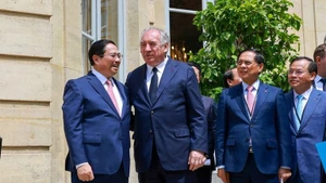 法国总理弗朗索瓦·贝鲁向越南政府总理范明正介绍马提尼翁府。（图片来源：VGP）