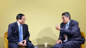 越南政府总理范明正会见帕劳总统萨兰格尔·惠普斯。（图片来源：VGP）