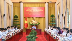 越南国家主席梁强与中央工作代表团同广宁省委在主席府举行工作会议，就越共第十三届中央委员会第十一次全体会议决议落实、文件起草与人事工作等内容进行了讨论。