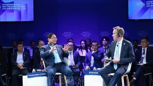 6月25日中午，越南政府总理范明正与世界经济论坛（WEF）主席博尔格·布伦德（Borge Brende）举行以“越南——奋发图强新纪元：从愿景到行动”为主题的政策对话。