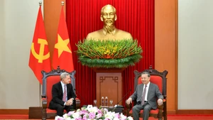 越共中央总书记苏林会见高通集团全球事务总裁亚历克斯·罗杰斯。