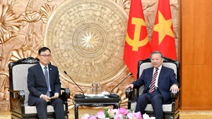 越共中央总书记苏林会见韩国驻越大使崔英三。