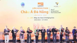 向2025年第三届岘港亚洲电影节的评委会送鲜花。（图片来源：VGP）