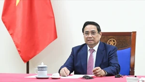 越南政府总理范明正与安哥拉总统洛伦索通电话。