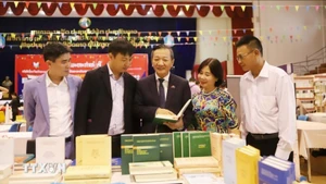 越南驻老挝大使阮明心参观设在第六届国际图书节的越南展位。（图片来源：越通社）