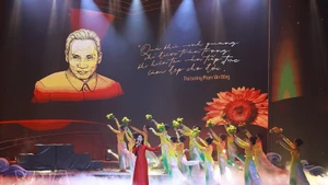  "范文同总理——为国为民奉献一生"文艺晚会在广义省举行。（图片来源：越通社）