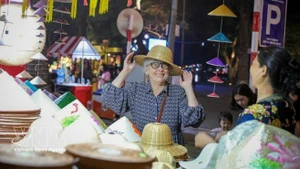 外国游客对越南手工艺品十分感兴趣。（图片来源：越通社）