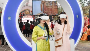 在东英乡古螺（Cổ Loa）庙会现场，“数字遗产与数字传统庙会”空间开展了多项活动：包括360度3D虚拟现实探索、3D全息投影（Hologram）以及利用增强现实（AR）技术重现古螺庙会盛况等。