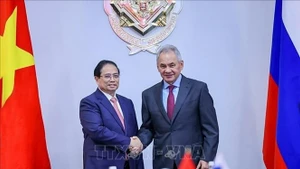 政府总理范明正会见俄罗斯联邦安全会议秘书绍伊古。（图片来源：越通社）