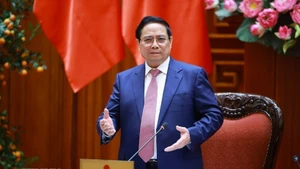 越南政府总理范明正主持召开政府常务会议，继续就保障成品油供应和平抑价格的相关措施提出意见。（图片来源：越通社）