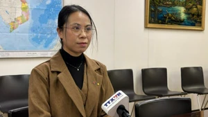 日本越南人联合会秘书长杜氏明芳接受越通社记者采访。（图片来源：越通社）