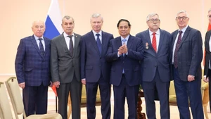 范明正总理和俄罗斯友人合影。（图片来源：VGP）