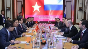 越南政府总理范明正走访了扎鲁别日石油公司（Zarubezhneft），同该公司领导人举行工作会谈。（图片来源：VGP）