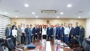 双方代表合影。（图片来源：越通社）