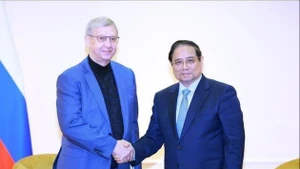 越南政府总理范明正和AFK Sistema集团董事长弗拉基米尔·彼得罗维奇·叶夫图申科夫。（图片来源：越通社）