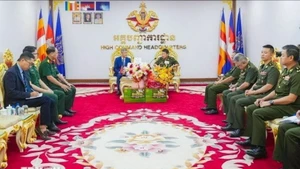 3月25日，阮明羽大使在柬埔寨皇家军总司令部向冯披森大将及全体官兵转达了新年祝福。（图片来源：越通社）