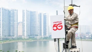 Viettel技术人员安装5G基站。