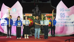 向越南英雄母亲及烈士家属赠送修复后的遗像。（图片来源：越通社）