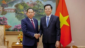 政府副总理梅文正会见柬埔寨礼仪与宗教部大臣蔡博林。（图片来源：越通社）