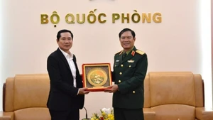 阮新疆大将会见老挝人民军总参谋长赛查·库玛西斯。（图片来源：越南人民军队报）