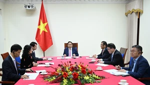 越南政府总理范明正与安哥拉总统洛伦索通电话【组图】