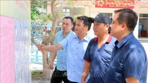 卡纳乡，连日来全民盛会的氛围因彩旗飘扬而热闹起来，与宣传广播的欢快声音交织在一起，气氛相当热烈。（图片来源：越通社）