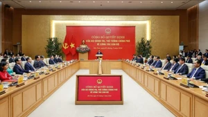 政府总理范明正向4位部委和机关领导颁发调动和任命决定书。