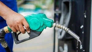 附图：越南成品油价格3月25日下午起大幅下调。