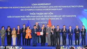 越南电力集团（EVN）与法国合作伙伴之间的北爱抽水蓄能电站两项贷款协议交换仪式。（图片来源：越通社）