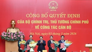 政府总理范明正向4位部委和部级机关领导颁发调动和任命决定书【组图】