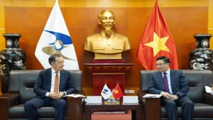 越南工贸部代理部长黎孟雄3月2日与欧亚经济委员会执行委员会主席巴基特詹•萨金塔耶夫举行工作会谈。（图片来源：工贸部）