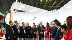 阮和平副总理参观越南国家银行展位。（图片来源：越通社）