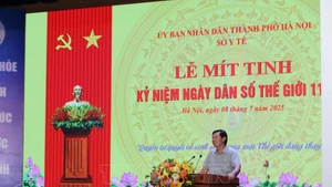 河内市卫生局副局长陈文忠发表讲话。（图片来源：chinhsachcuocsong.vnanet.vn）