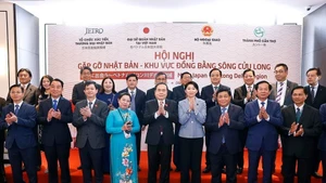 国会主席陈青敏和出席活动的各位代表合影。（图片来源：越通社）
