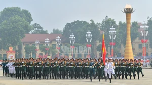 越南国庆80周年：越南人民军队战士在巴亭广场游行【组图】